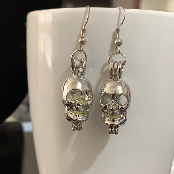 Skull Earrings - Picture 2 of 7